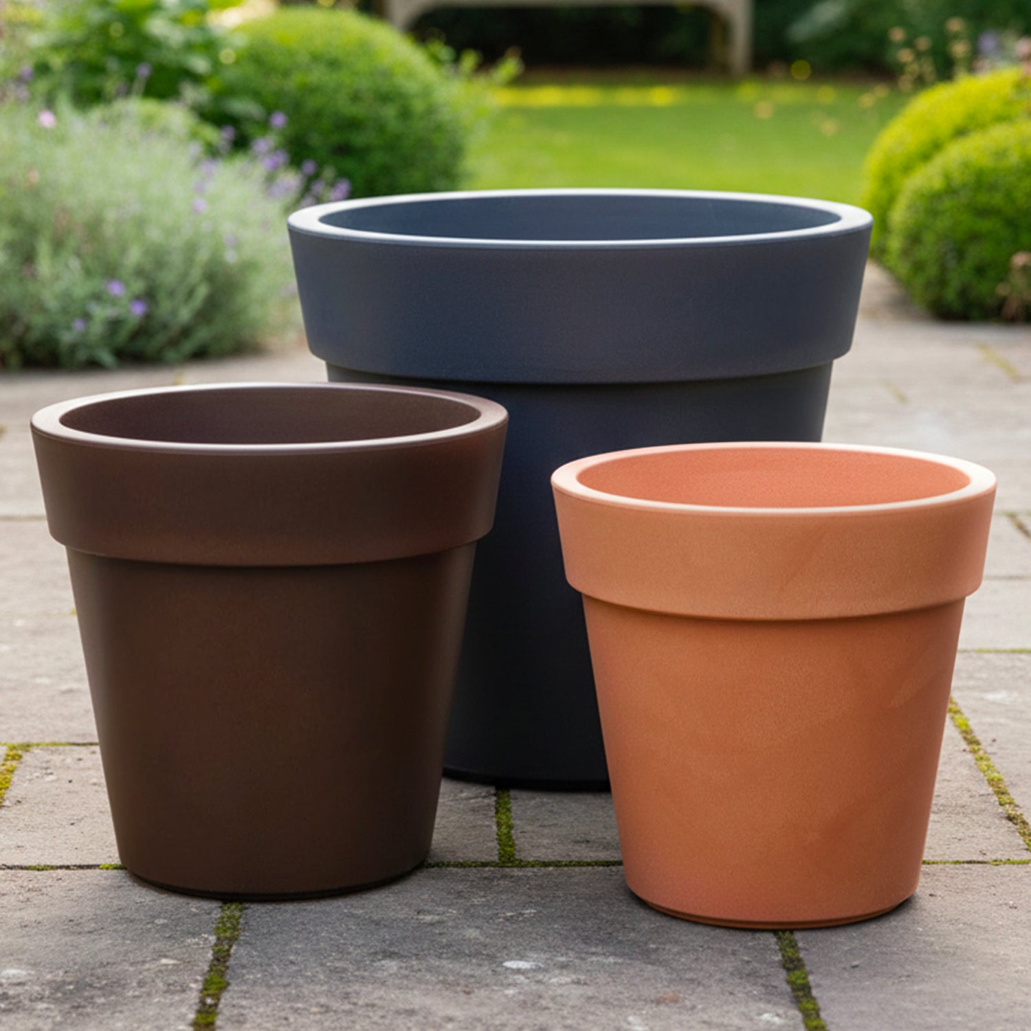 Pots de fleurs en plastique